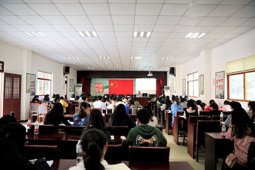 张坤博士为八叉书库
部分发展对象和预备党员在鸭兰村文化礼堂讲解中国共产党的光辉历史